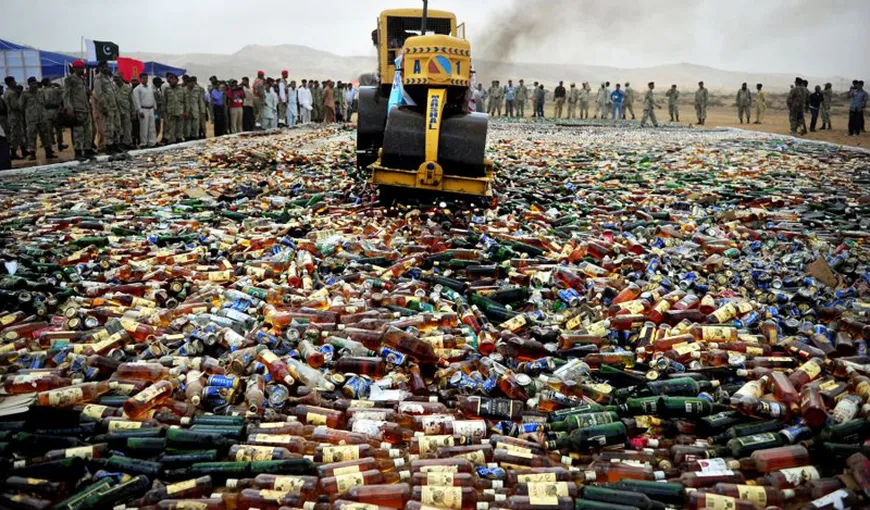 Război inedit cu alcoolul. Zeci de mii de sticle confiscate, distruse cu compresorul, în Pakistan VIDEO