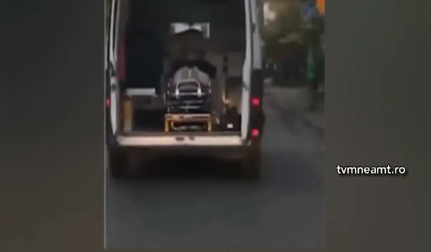 O ambulanţă a fost surprinsă în timp ce transporta un pacient cu uşile din spate larg deschise VIDEO