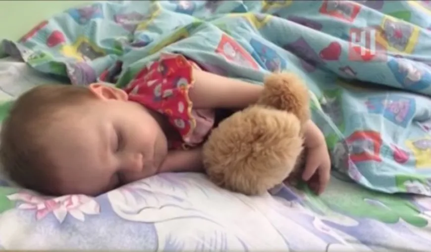 A încercat să-şi trezească fetiţa, dar copila nu mişca. Doctorii au pus un diagnostic rar VIDEO