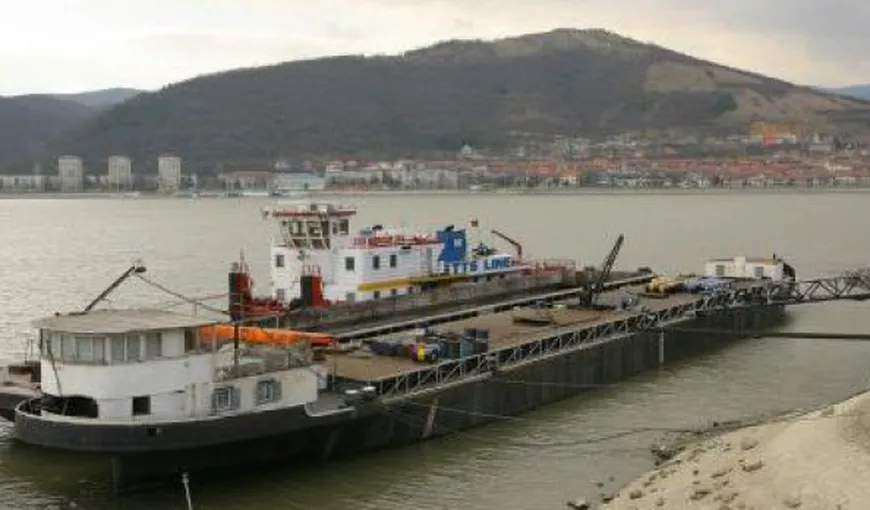 Bac eşuat pe Dunăre, oameni blocaţi