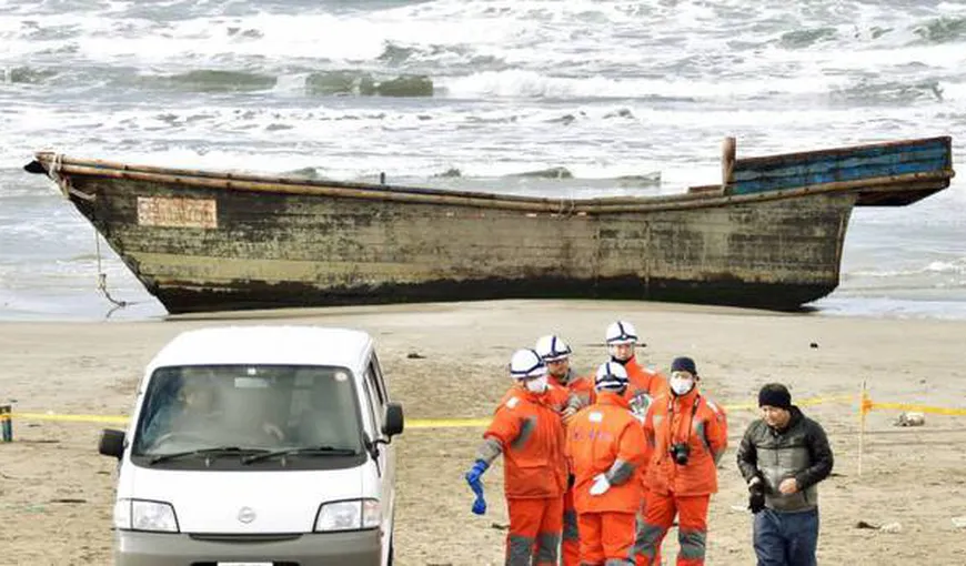 Opt cadavre au fost găsite la bordul unei ambarcaţiuni care a eşuat pe o plajă din Japonia