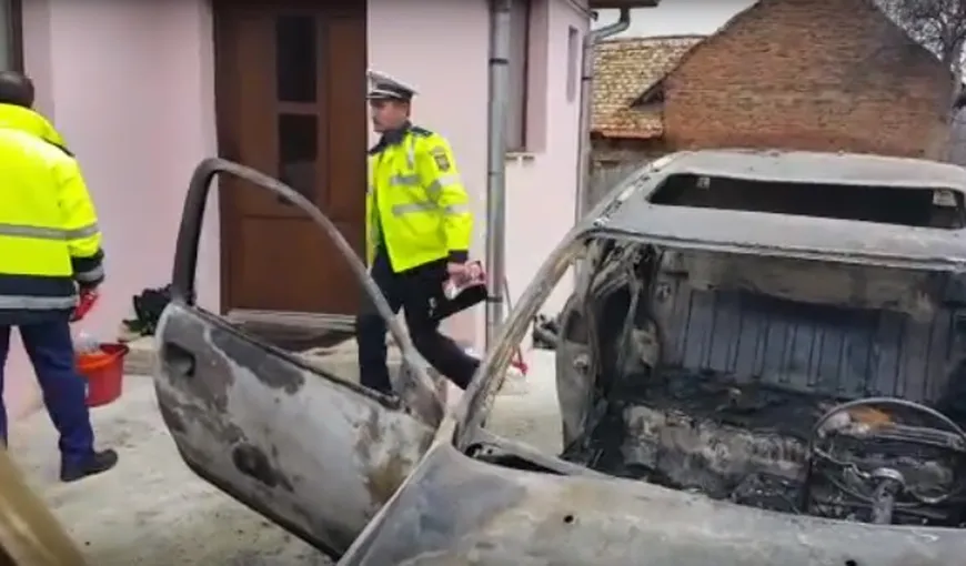 Bărbat găsit CARBONIZAT într-o maşină care a luat foc curtea unei case din Alba