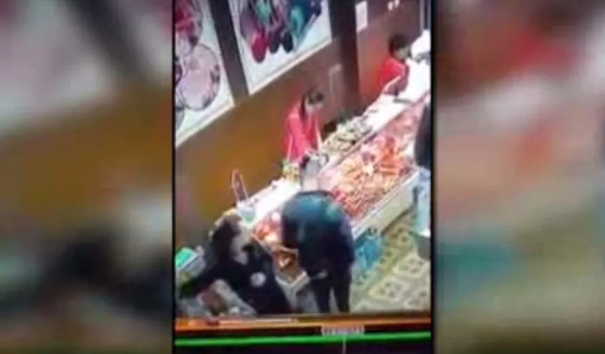Doi tineri din Gorj au furat geanta unei vânzătoare, într-un magazin VIDEO