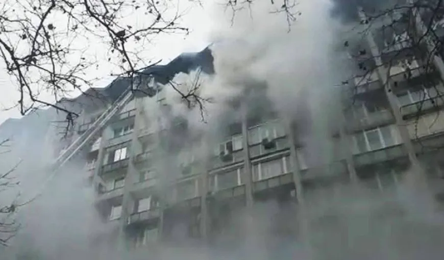 Incendiu puternic într-un bloc de pe Bulevardul Magheru din Bucureşti VIDEO
