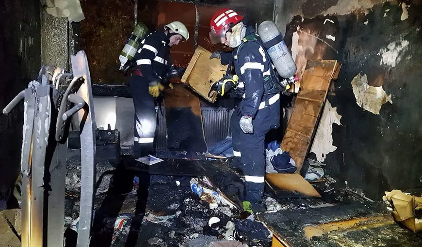Incendiu puternic într-un bloc din Satu Mare. Două persoane au fost intoxicate cu fum, iar mai multe au fost evacuate de urgenţă