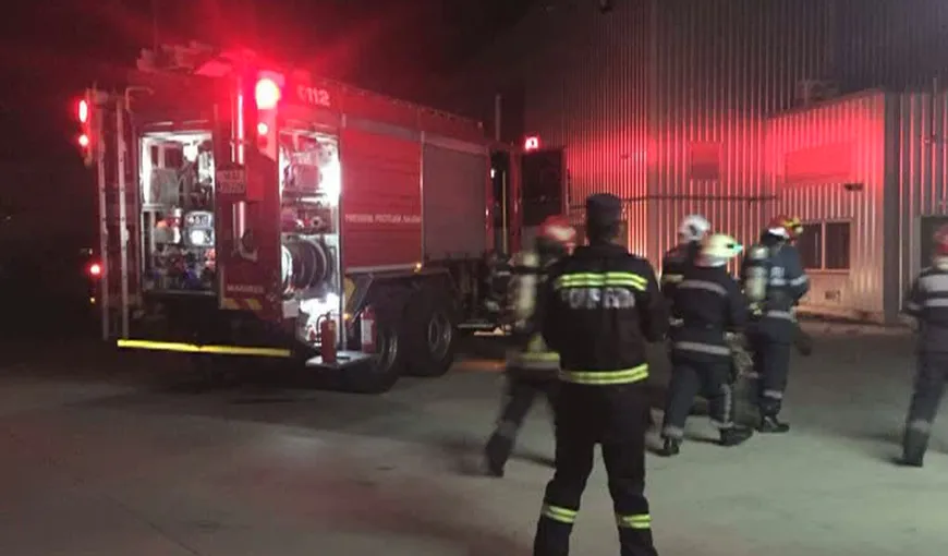 Incediu violent la o fabrică din Timiş. 169 de angajaţi au fost evacuaţi de urgenţă