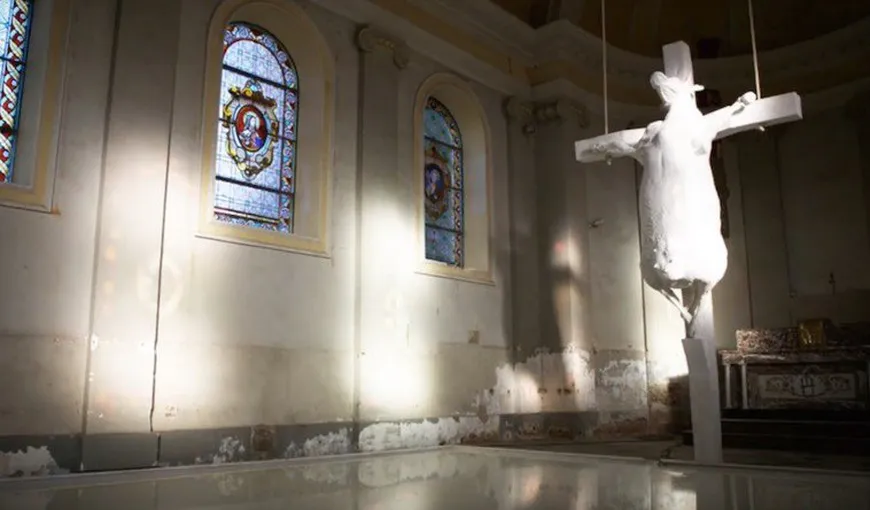 Artă sau satanism? Catolicii belgieni sunt furioşi din cauza unei vaci crucificate într-o biserică VIDEO