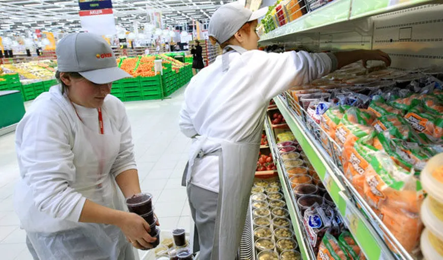 Marile supermarketuri plătesc în avans salariile casierilor şi lucrătorilor comerciali angajaţi în perioada sărbătorilor de iarnă
