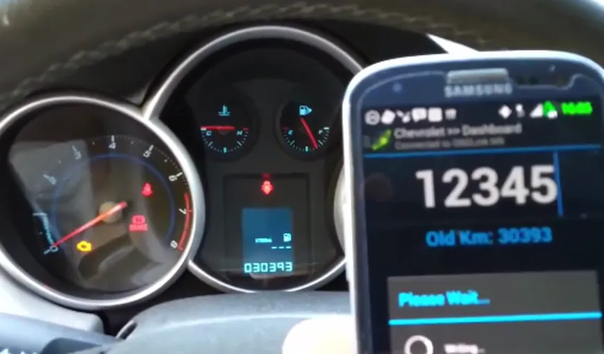 Cum poţi să dai kilometrajul maşinii înapoi cu ajutorul telefonului VIDEO