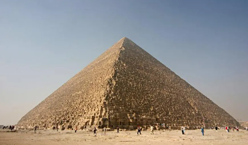 Misterul din jurul piramidei lui Keops se adânceşte. Cercetătorii au descoperit o cavitate uriaşă în mijlocul construcţiei