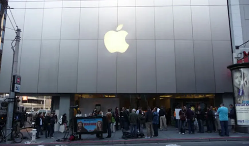 Cozi interminabile la magazinele Apple: Fanii iPhone X nu au fost descurajaţi de preţurile noului produs
