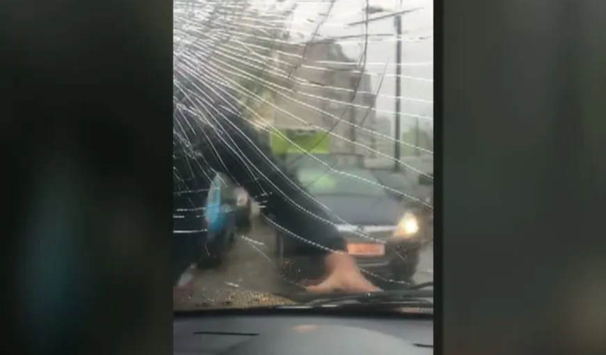 Scandal în trafic, în Capitală. Un şofer i-a distrus parbrizul unui alt conducător auto. Poliţiştii fac cercetări