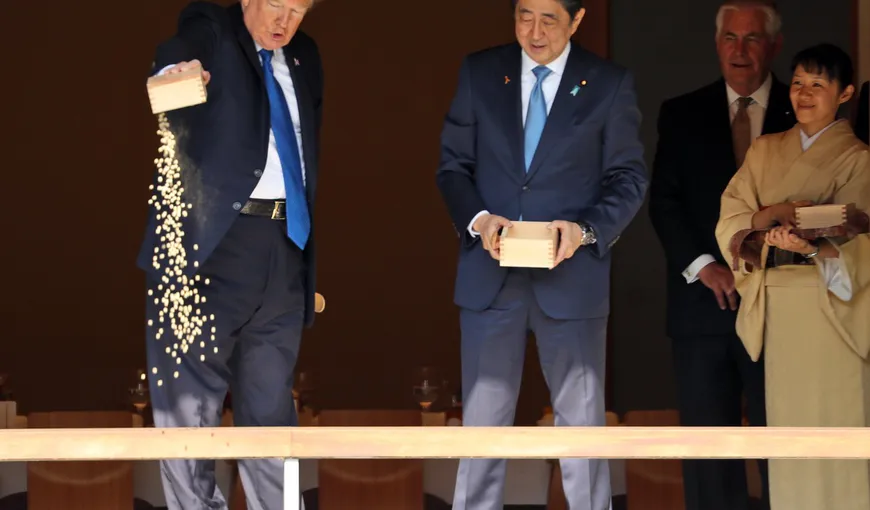 Donald Trump şi Shinzo Abe au dat de mâncare peştilor Koi din Palatul Akasaka VIDEO