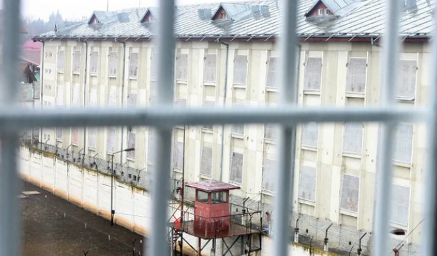 Violenţă extremă într-o închisoare din România. Un deţinut a fost lovit cu o rangă în cap