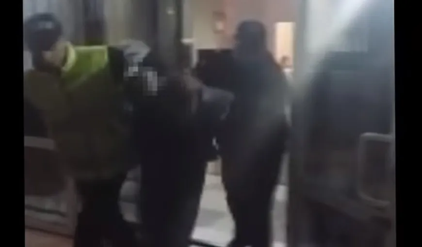 Şase tineri moldoveni, reţinuţi pentru că ar fi maltratat o minoră de 16 ani VIDEO