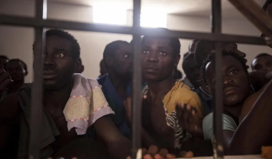 Emmanuel Macron condamnă vânzarea de migranţi africani pentru sclavie în Libia