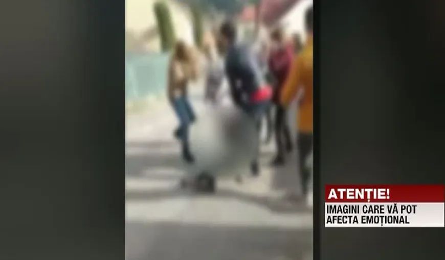 O elevă de liceu, bătută crunt de mai multe colege, în plină stradă: „Te desfigurez!” VIDEO