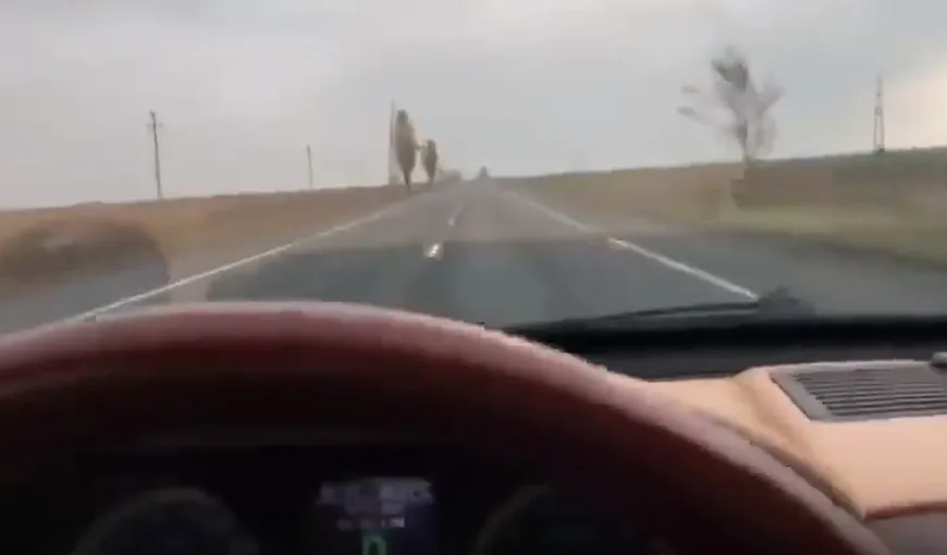 Şofer periculos, filmat cu 270 km pe oră. Imagini şocante pe un drum aglomerat cu o singură bandă pe sens