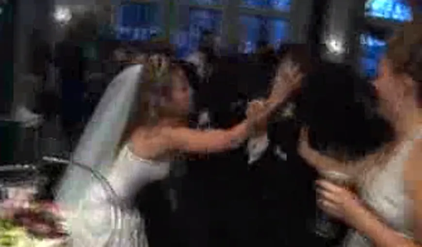 Şi-au stricat singuri cel mai frumos moment din viaţă. Doi miri s-au bătut cu tortul de nuntă VIDEO