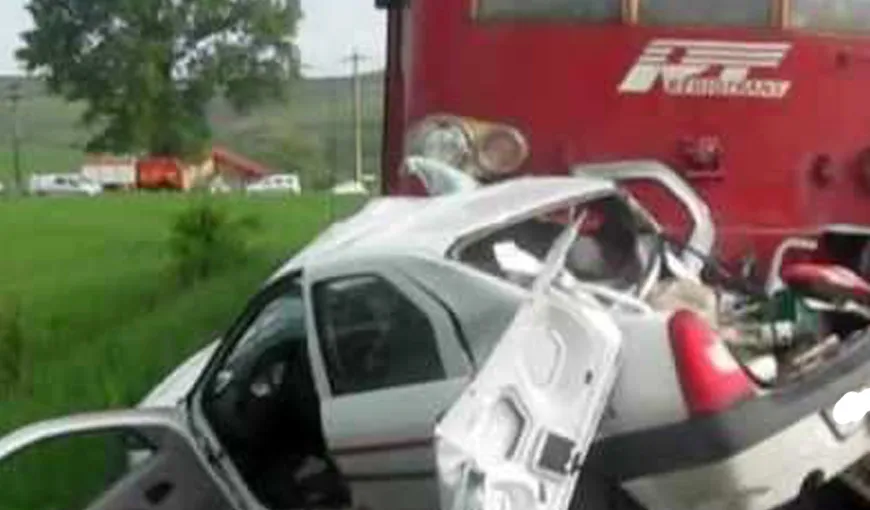 Maşină lovită de un tren în Mureş: o persoană A MURIT. Traficul feroviar este BLOCAT