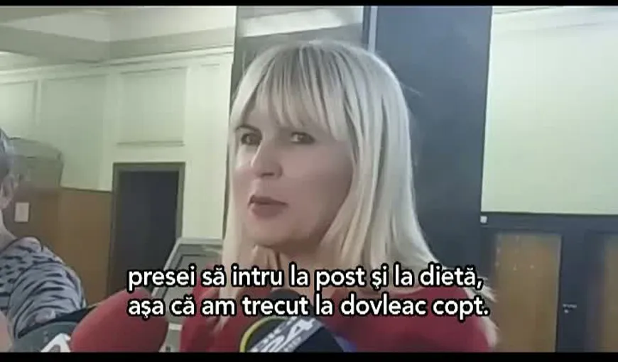 Elena Udrea s-a prezentat, luni, la ÎCCJ cu dovleac copt. I-a servit şi pe cei de lângă ea VIDEO