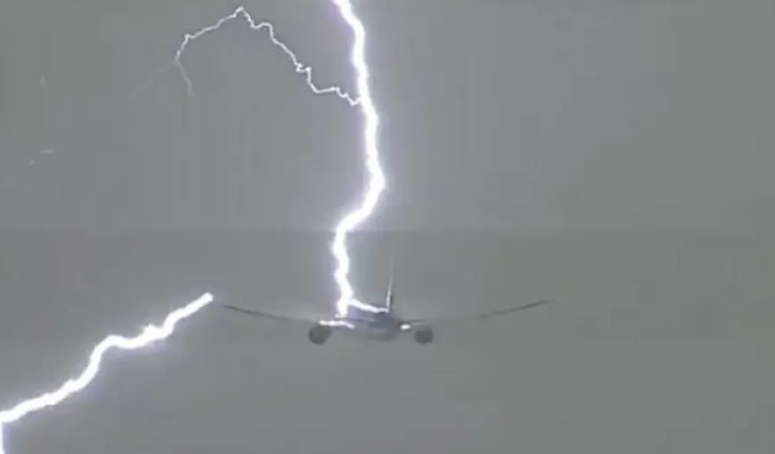 Un avion plin cu pasageri a fost lovit de fulger, imediat după decolare VIDEO