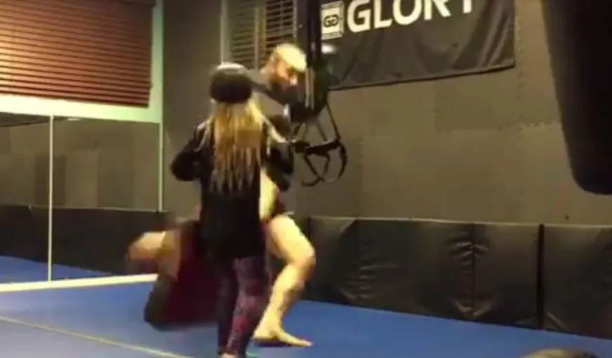 Imaginile care au scandalizat internetul: un luptător îşi loveşte fiica în vârstă de 8 ani VIDEO