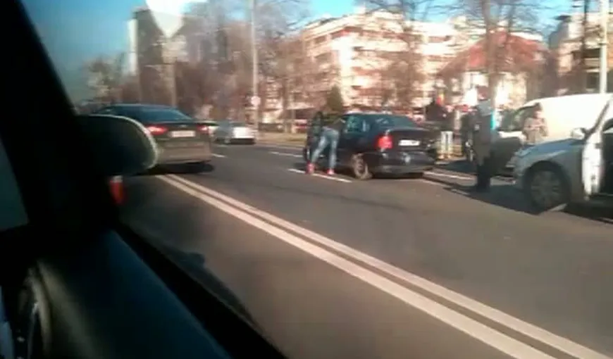 Accident cu trei maşini în Bucureşti. O persoană a fost rănită
