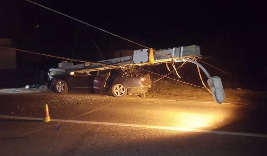 O şoferiţă în vârstă de 25 de ani a intrat cu maşina într-un stâlp de beton