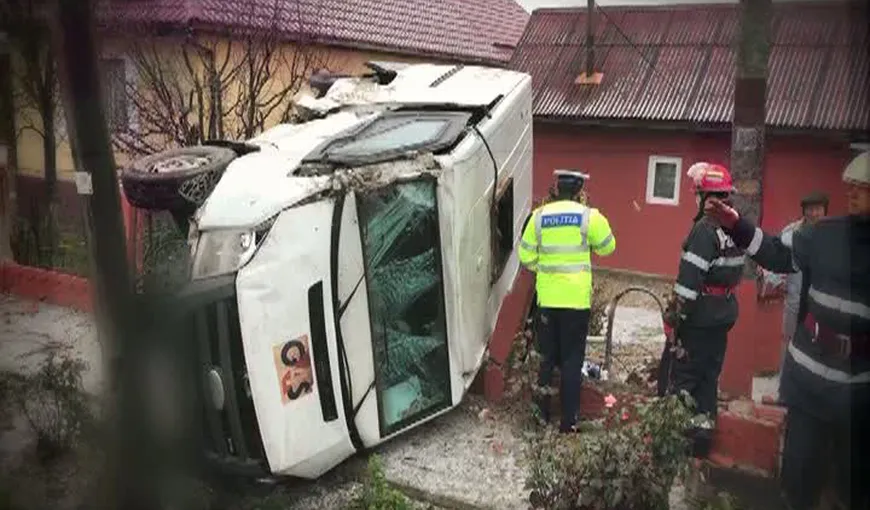 Accident spectaculos în Cluj. O maşină care transporta valută a ajuns în curtea unui localnic