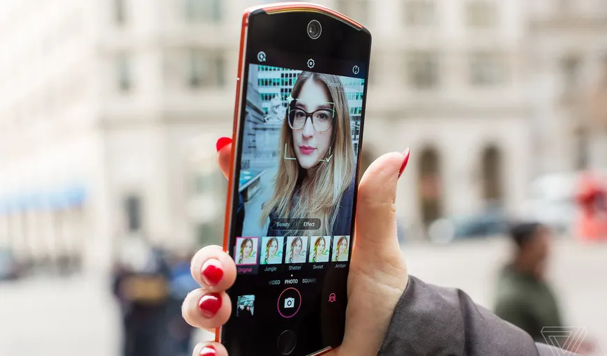 SELFITA, nevoia obsesivă de a publica selfie-uri, un fenomen considerat de psihologi drept tulburare mintală