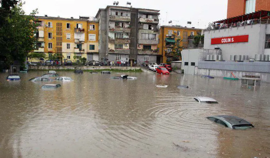 Inundaţii masive în Albania soldate cu cel puţin un mort şi pagube importante