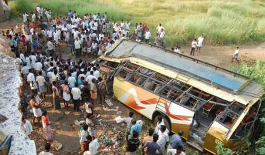 Tragedie în India: Un autocar a căzut într-un râu, de pe un pod. Cel puţin 33 de morţi şi 20 de răniţi