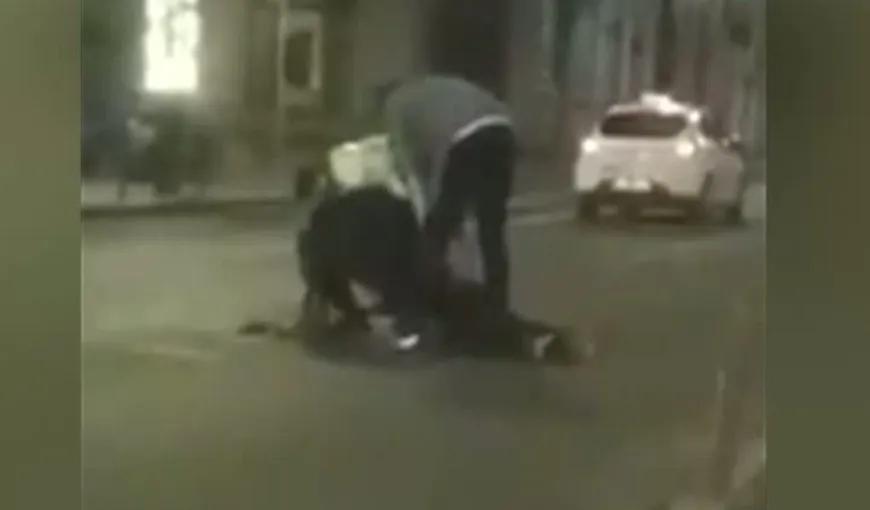 Scandal la Cluj. Un bărbat agresiv a fost încătuşat VIDEO