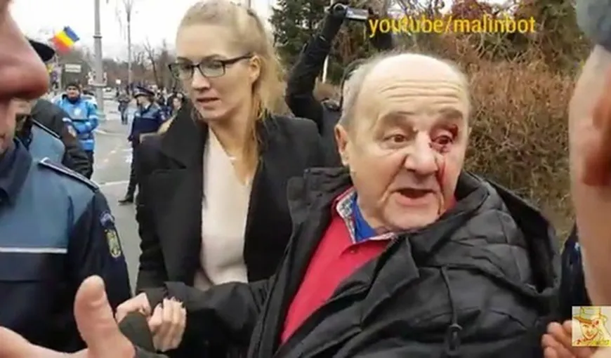 Protestul din Piaţa Victoriei: Bătrânul de 71 de ani agresat de un protestatar îl loveşte primul pe acesta cu rucsacul