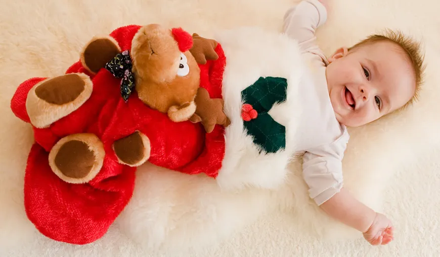 10 moduri deosebite de a sărbători primul Crăciun al bebeluşului tău. Ca să ai cele mai frumoase amintiri!