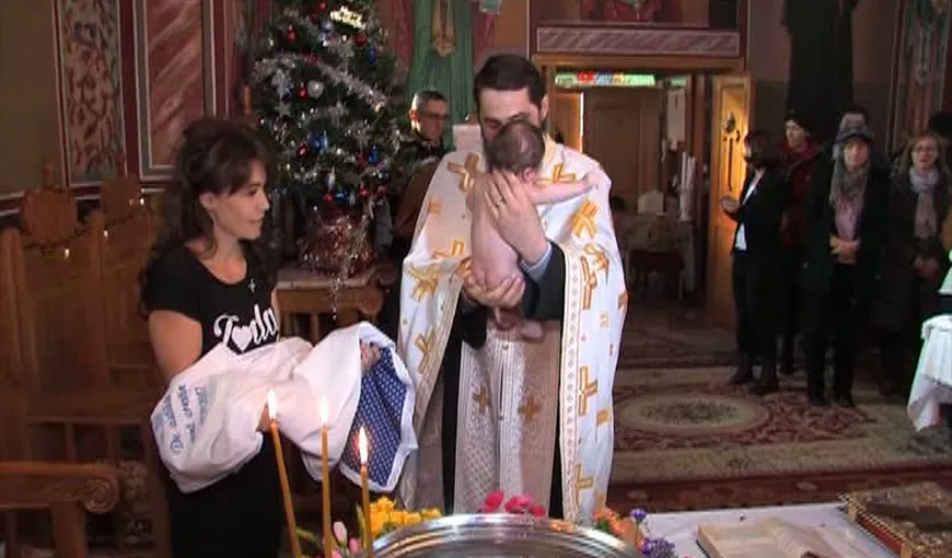 Bebeluşul abandonat de mama lui într-un cărucior, în parcarea spitalului din Buzău, a fost botezat