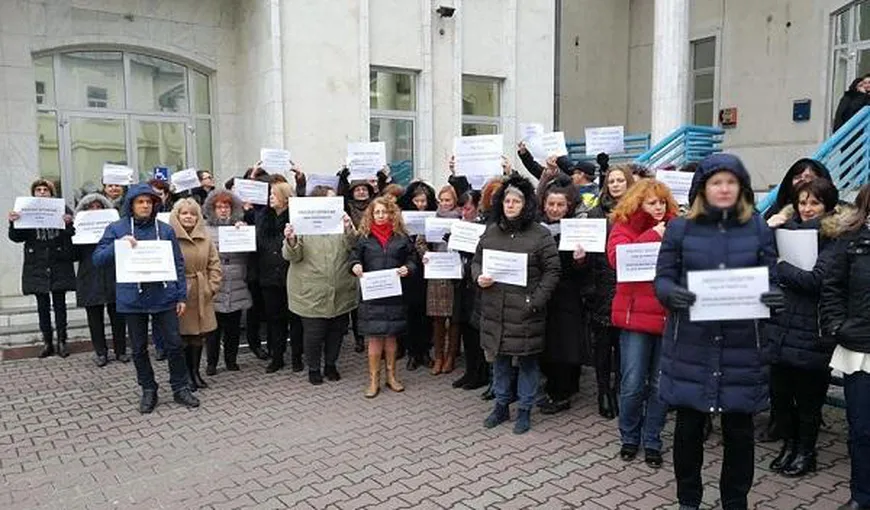 Proteste spontane la Cluj. Angajaţii de la ITM, AJOFM şi Casa de Pensii îşi cer drepturile