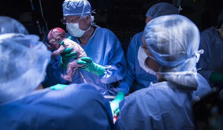 Miracol în SUA: O femeie cu uter transplantat a născut un copil sănătos. Este o premieră medicală în Statele Unite
