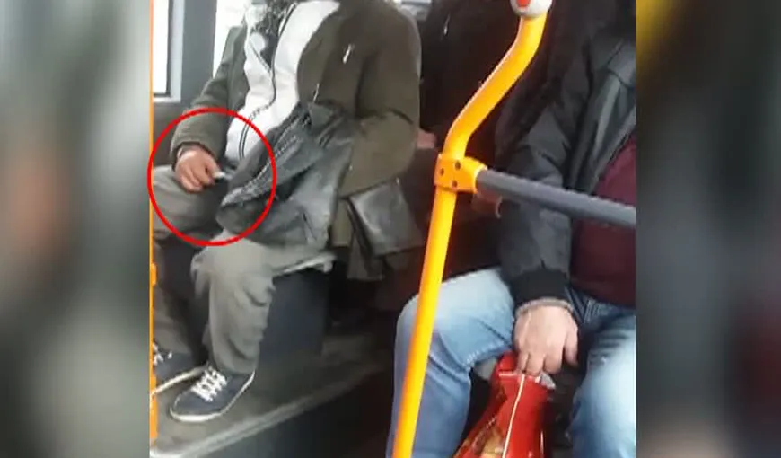Imagini şocante după crima de la metrou. Un bărbat a fost filmat în timp ce se juca cu un cuţit într-un autobuz RATB VIDEO