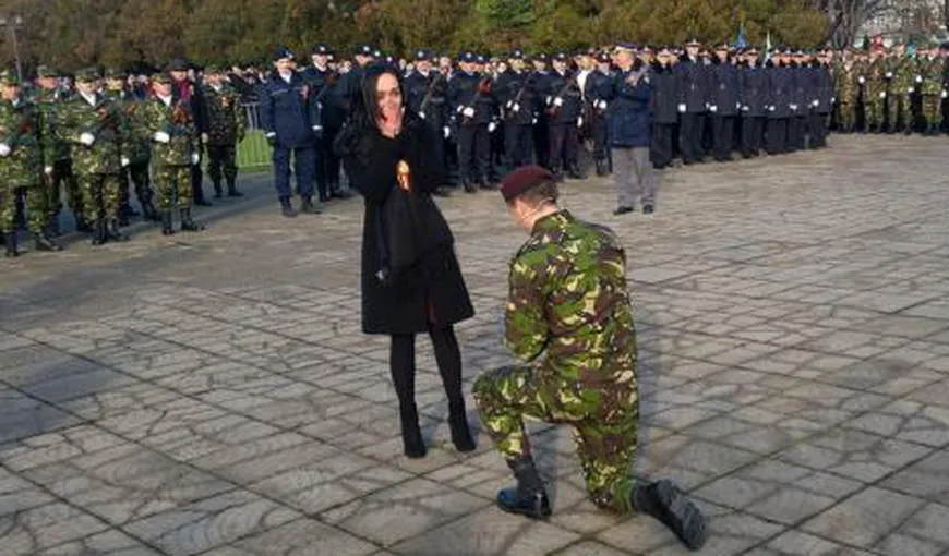 Moment emoţionant la Oradea, după parada de 1 Decembrie. Un militar şi-a cerut iubita în căsătorie
