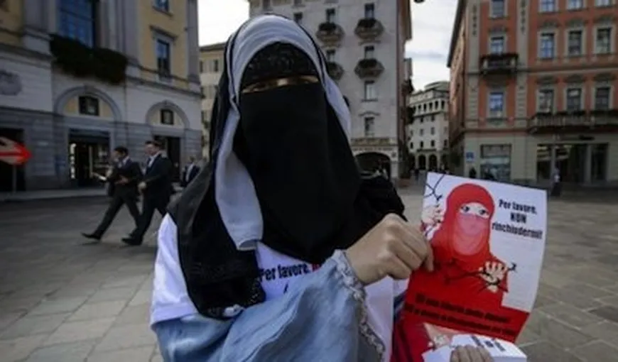 Guvernul de la Berna se opune iniţiativei populare „anti-burqa”. Elveţienii cer referendum