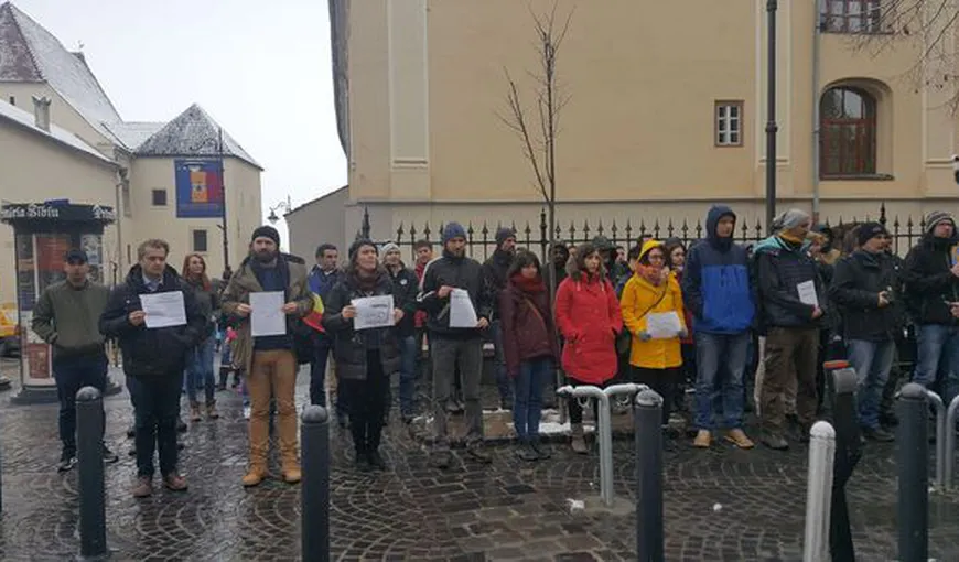 Flashmob în faţa sediului PSD din Sibiu. Două sute de persoane  au adus exemplare din Codul Penal şi Codul de Procedură Penală