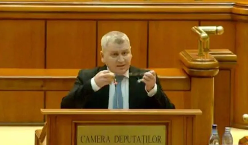 Butoanele microfonului de la pupitrul Camerei Deputaţilor, dezinstalate. Deputatul PNL Florin Roman: Este o pată de ruşine
