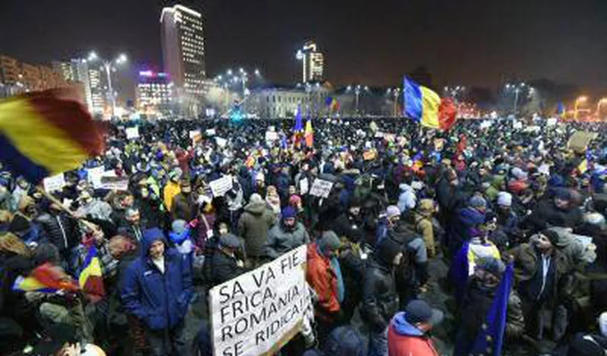 Protestele din Bucureşti s-au încheiat după PATRU ORE. Schimb de replici între manifestanţi şi jandarmi la PARALMENT