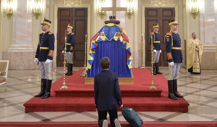 Interviu emoţionant cu elevul care a îngenuncheat la sicriul Regelui Mihai: Am făcut ce am simţit VIDEO