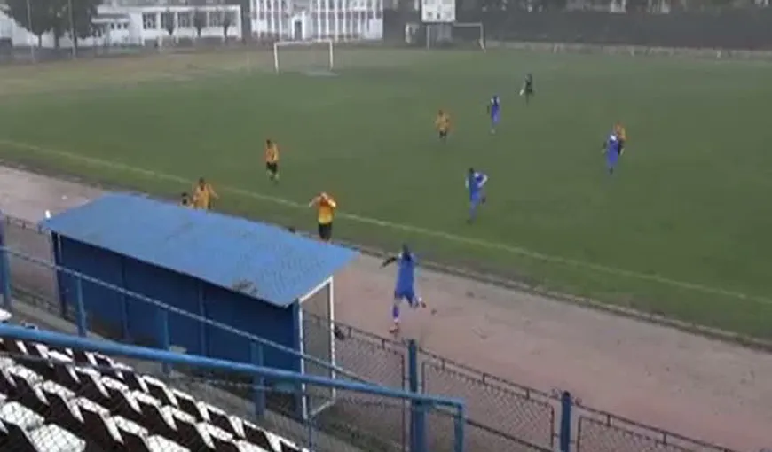 Un meci de fotbal din Argeş a durat doar trei minute. Grindina i-a gonit pe jucători de pe teren VIDEO