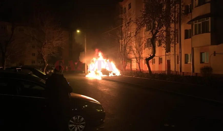 Bolid în flăcări într-o parcare din Craiova. Poliţia presupune că a fost vorba de o răzbunare