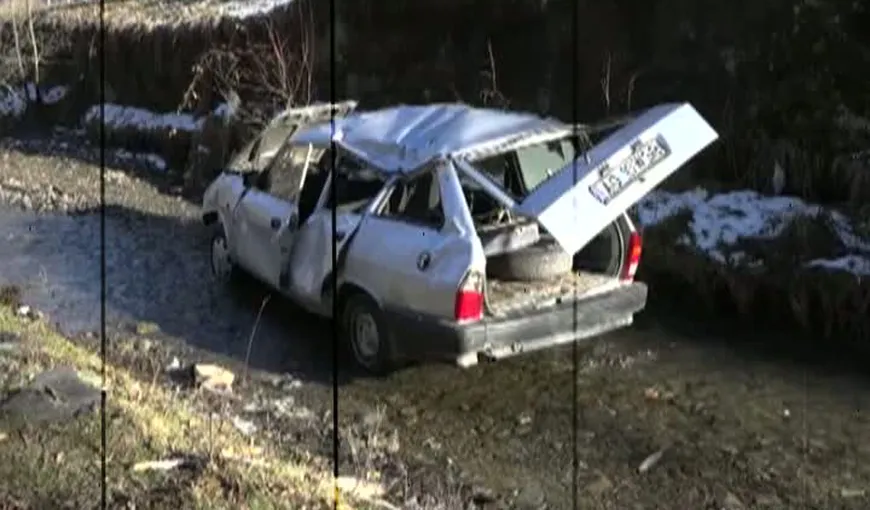 Maşină căzută în râu, în Argeş. Doi oameni au fost răniţi