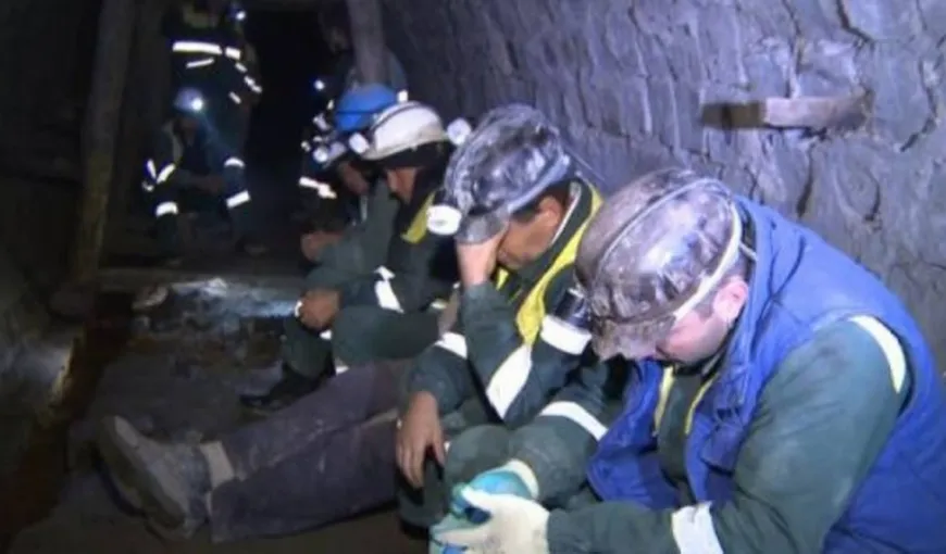 Salarii mărite şi vouchere de vacanţă cer minerii din Oltenia, aflaţi de trei zile în grevă